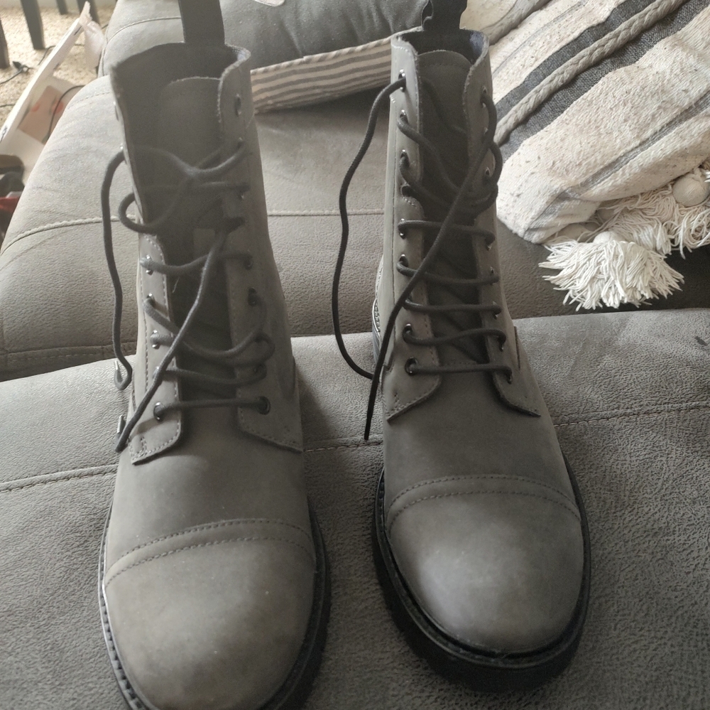 Men's Calvin Klein size 9 gray combat boots